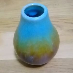 Very very nice vintage clay pot there's a beautiful blue in like a brownish